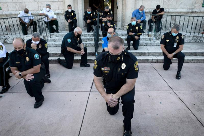 Mỹ: Cảnh sát cùng quỳ gối, xuống đường với người biểu tình - 1