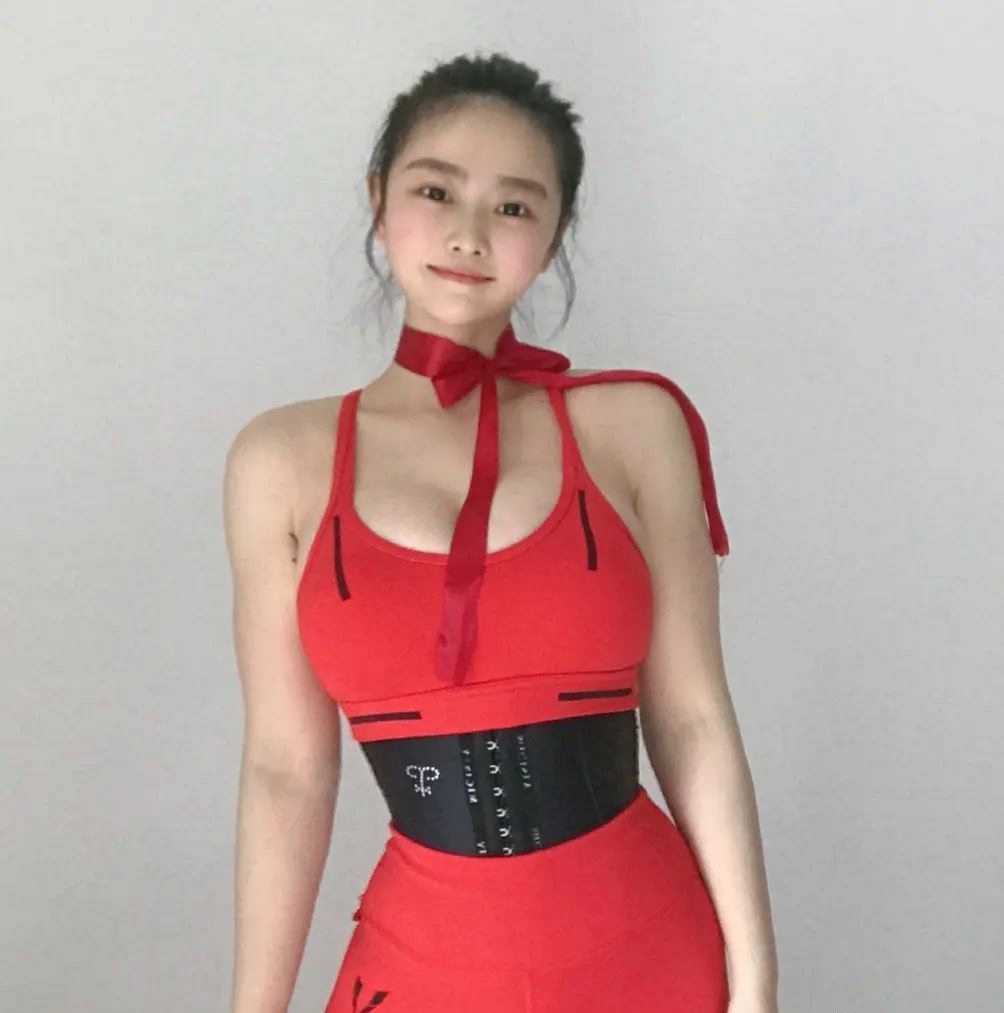 Mỹ nhân vô danh mặc legging ra đường đẹp xuất sắc chuyên "ngồi xổm" để "nở hậu" - 1