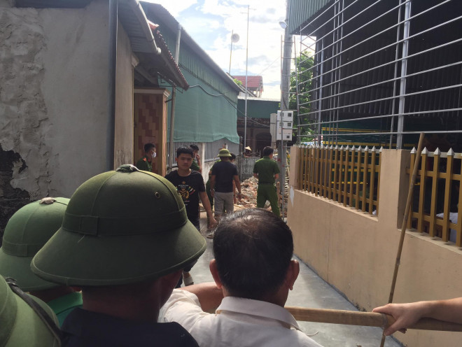 Kéo bạt che nắng, 3 người bị điện giật tử vong - 2