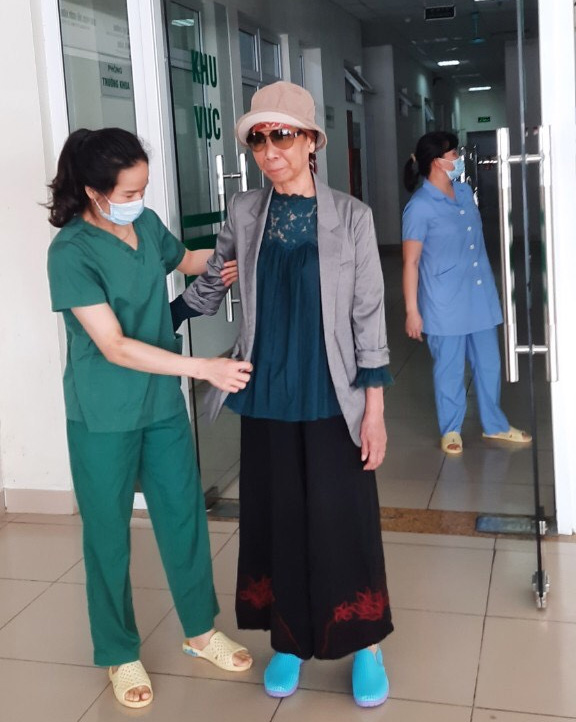 Bệnh nhân nhiễm COVID-19 nặng nhất miền Bắc “thả tim” khi được ra viện - 3