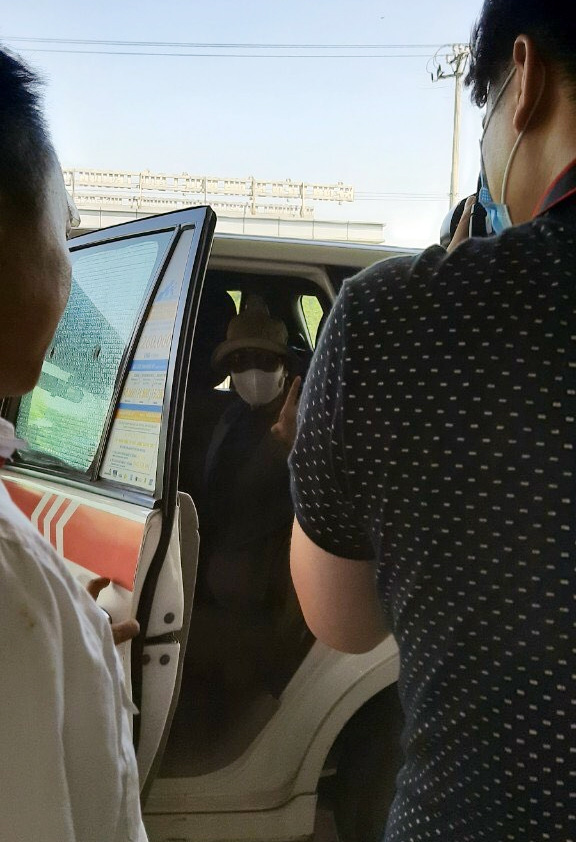 Bệnh nhân nhiễm COVID-19 nặng nhất miền Bắc “thả tim” khi được ra viện - 4