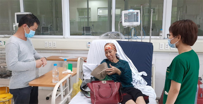 Bệnh nhân nhiễm COVID-19 nặng nhất miền Bắc “thả tim” khi được ra viện - 2