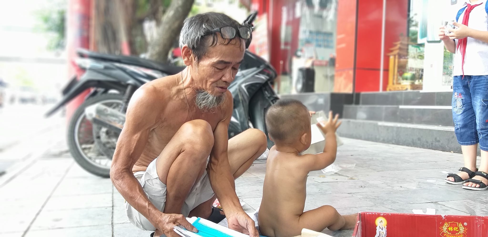 Diễn biến mới vụ bé 18 tháng tuổi trần truồng bị đưa đi khắp nơi để mưu sinh - 3