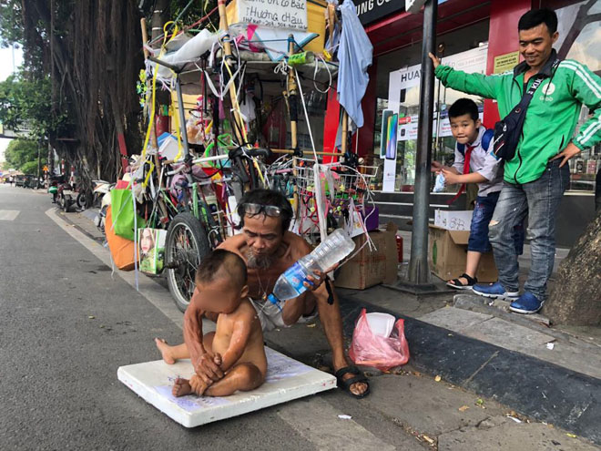 Diễn biến mới vụ bé 18 tháng tuổi trần truồng bị đưa đi khắp nơi để mưu sinh - 4