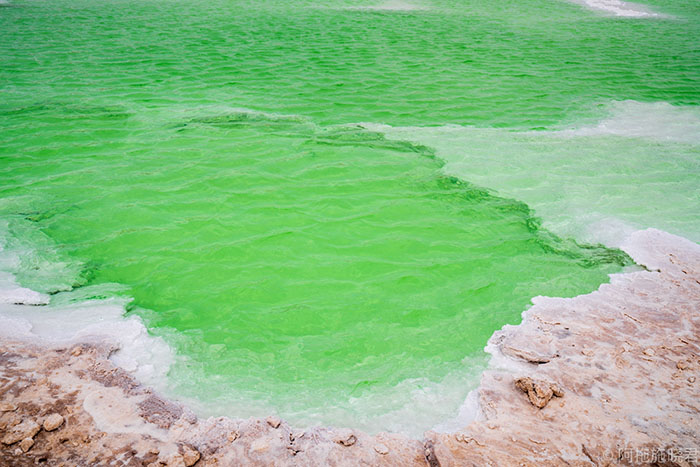 Hồ nước xanh bạc hà kỳ lạ bao quanh "Mắt quỷ" giữa sa mạc - 9
