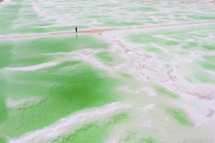 Hồ nước xanh bạc hà kỳ lạ bao quanh "Mắt quỷ" giữa sa mạc - 10