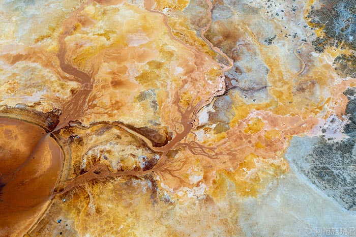 Hồ nước xanh bạc hà kỳ lạ bao quanh "Mắt quỷ" giữa sa mạc - 2