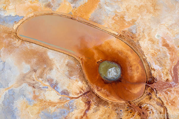 Hồ nước xanh bạc hà kỳ lạ bao quanh "Mắt quỷ" giữa sa mạc - 3