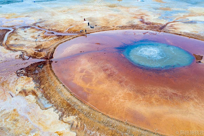 Hồ nước xanh bạc hà kỳ lạ bao quanh "Mắt quỷ" giữa sa mạc - 4