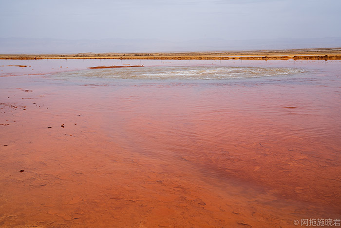 Hồ nước xanh bạc hà kỳ lạ bao quanh "Mắt quỷ" giữa sa mạc - 5