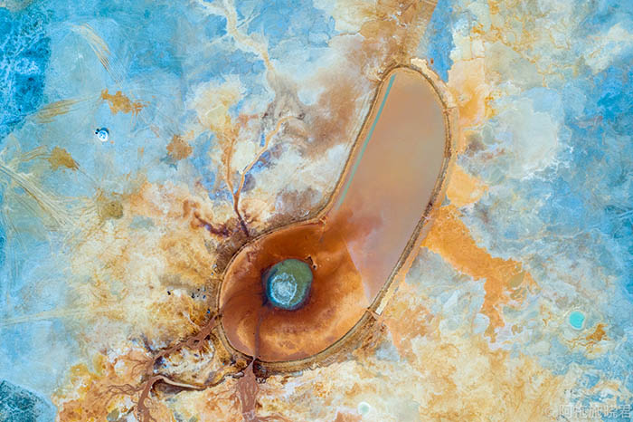 Hồ nước xanh bạc hà kỳ lạ bao quanh "Mắt quỷ" giữa sa mạc - 6