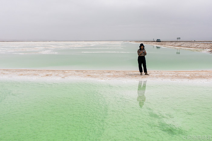 Hồ nước xanh bạc hà kỳ lạ bao quanh "Mắt quỷ" giữa sa mạc - 7