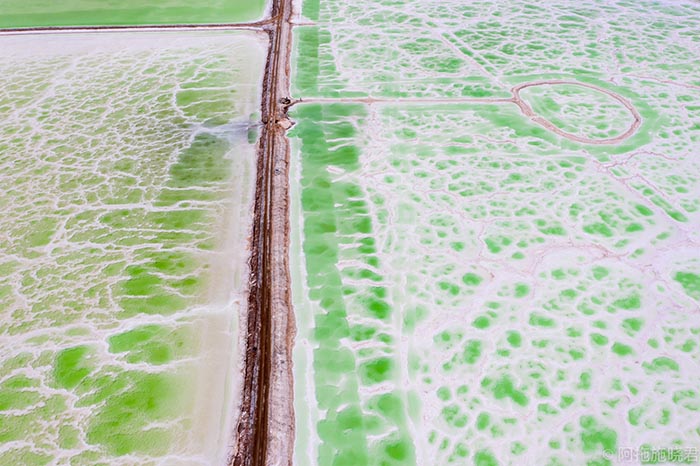 Hồ nước xanh bạc hà kỳ lạ bao quanh "Mắt quỷ" giữa sa mạc - 8