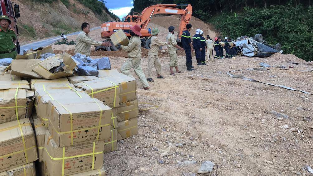 Xe chở gần 5 tạ thuốc nổ bị lật, suýt lao xuống vực - 2