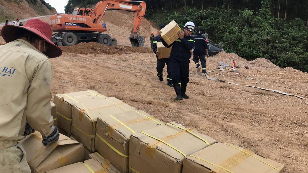 Xe chở gần 5 tạ thuốc nổ bị lật, suýt lao xuống vực - 3