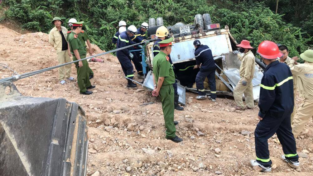 Xe chở gần 5 tạ thuốc nổ bị lật, suýt lao xuống vực - 4