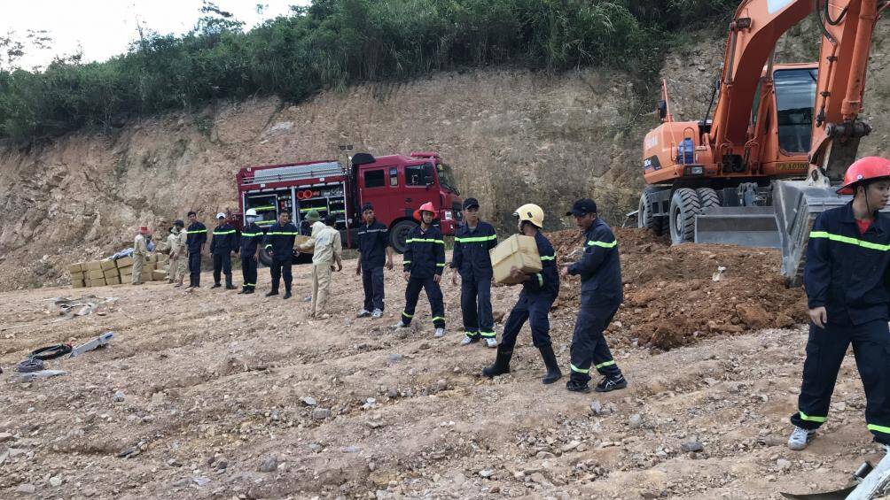 Xe chở gần 5 tạ thuốc nổ bị lật, suýt lao xuống vực - 5