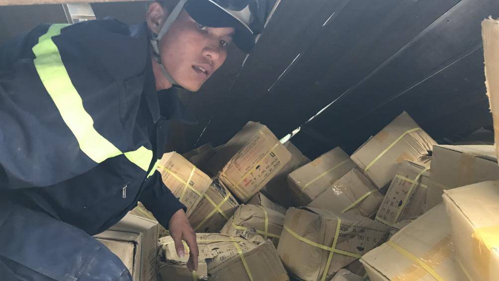 Xe chở gần 5 tạ thuốc nổ bị lật, suýt lao xuống vực - 6