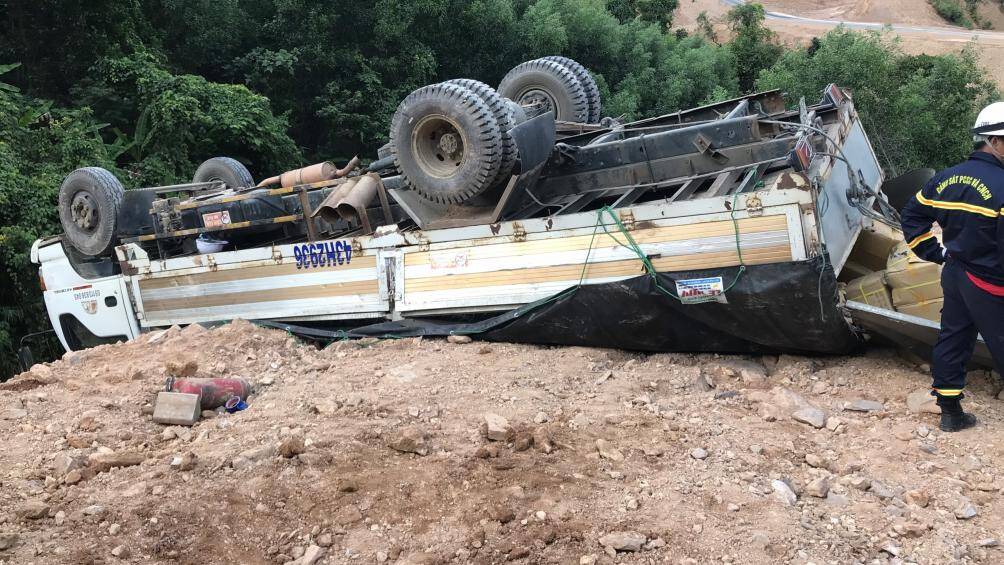 Xe chở gần 5 tạ thuốc nổ bị lật, suýt lao xuống vực - 7
