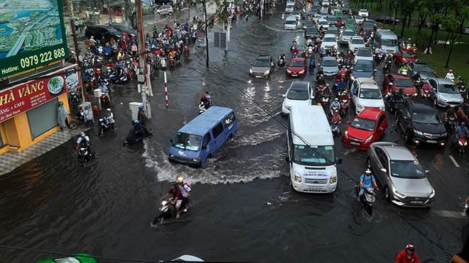 Đường phố Sài Gòn ngập lênh láng sau cơn mưa lớn, người dân “bơi” trong nước đen ngòm để về nhà - 1