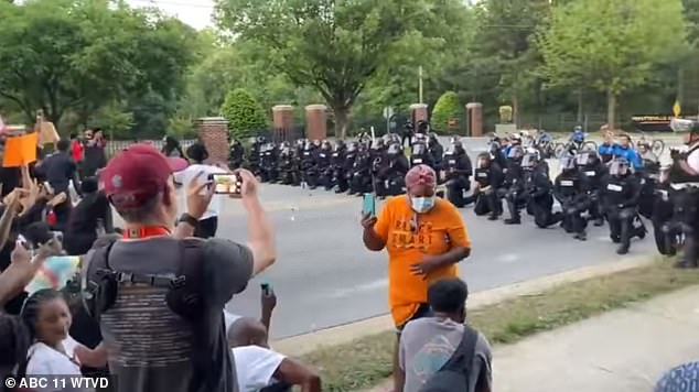 Video: 60 cảnh sát Mỹ quỳ gối trước đám đông người biểu tình - 1