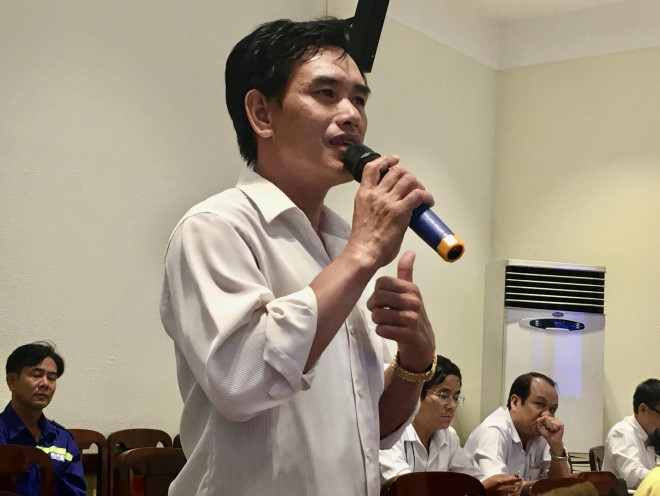 Công nhân vệ sinh lòng cống bật khóc khi kể về công việc - 1