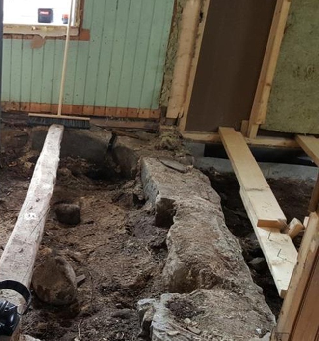 Mới đây, một cặp vợ chồng đang cải tạo ngôi nhà cũ thì phát hiện sự thật giật mình bên dưới sàn nhà.
