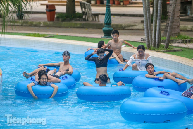 Nắng nóng nung người, nam thanh nữ tú đổ về công viên nước - 2