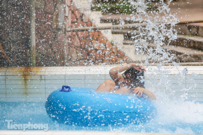 Nắng nóng nung người, nam thanh nữ tú đổ về công viên nước - 10