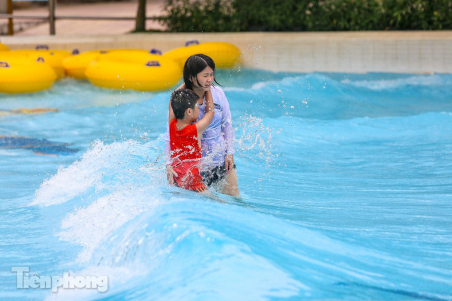 Nắng nóng nung người, nam thanh nữ tú đổ về công viên nước - 6