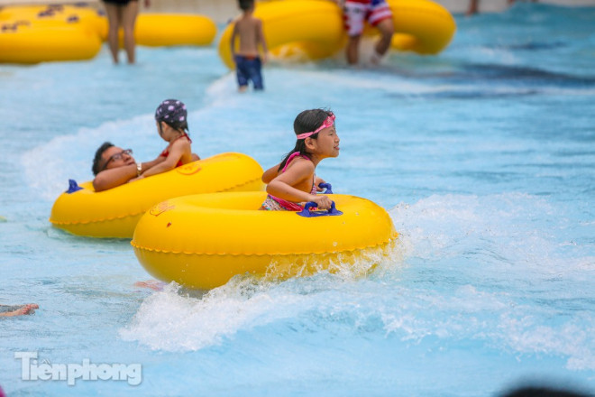 Nắng nóng nung người, nam thanh nữ tú đổ về công viên nước - 8