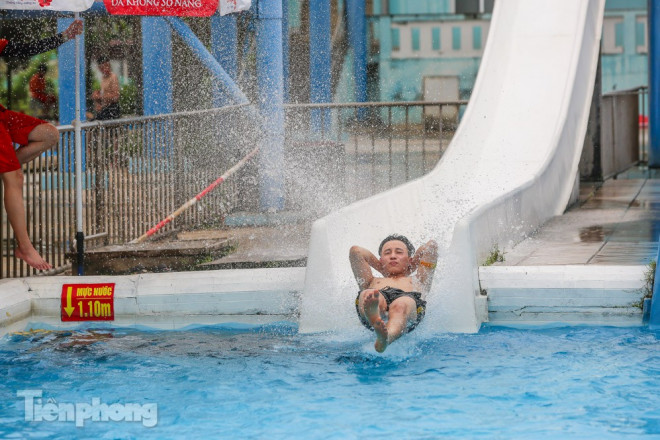 Nắng nóng nung người, nam thanh nữ tú đổ về công viên nước - 11