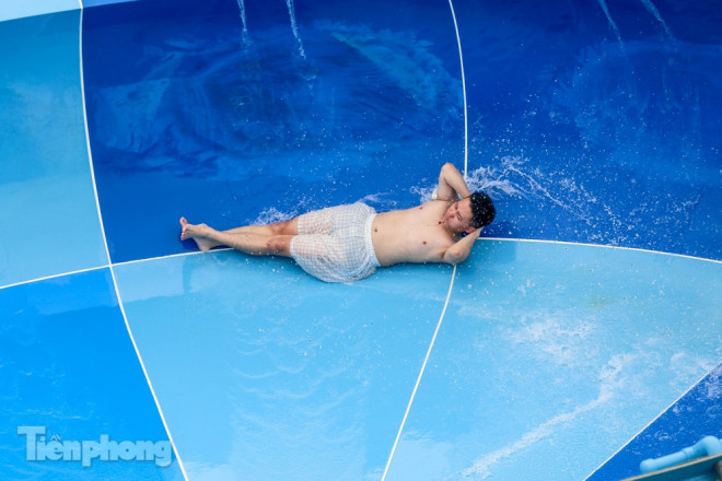 Nắng nóng nung người, nam thanh nữ tú đổ về công viên nước - 15