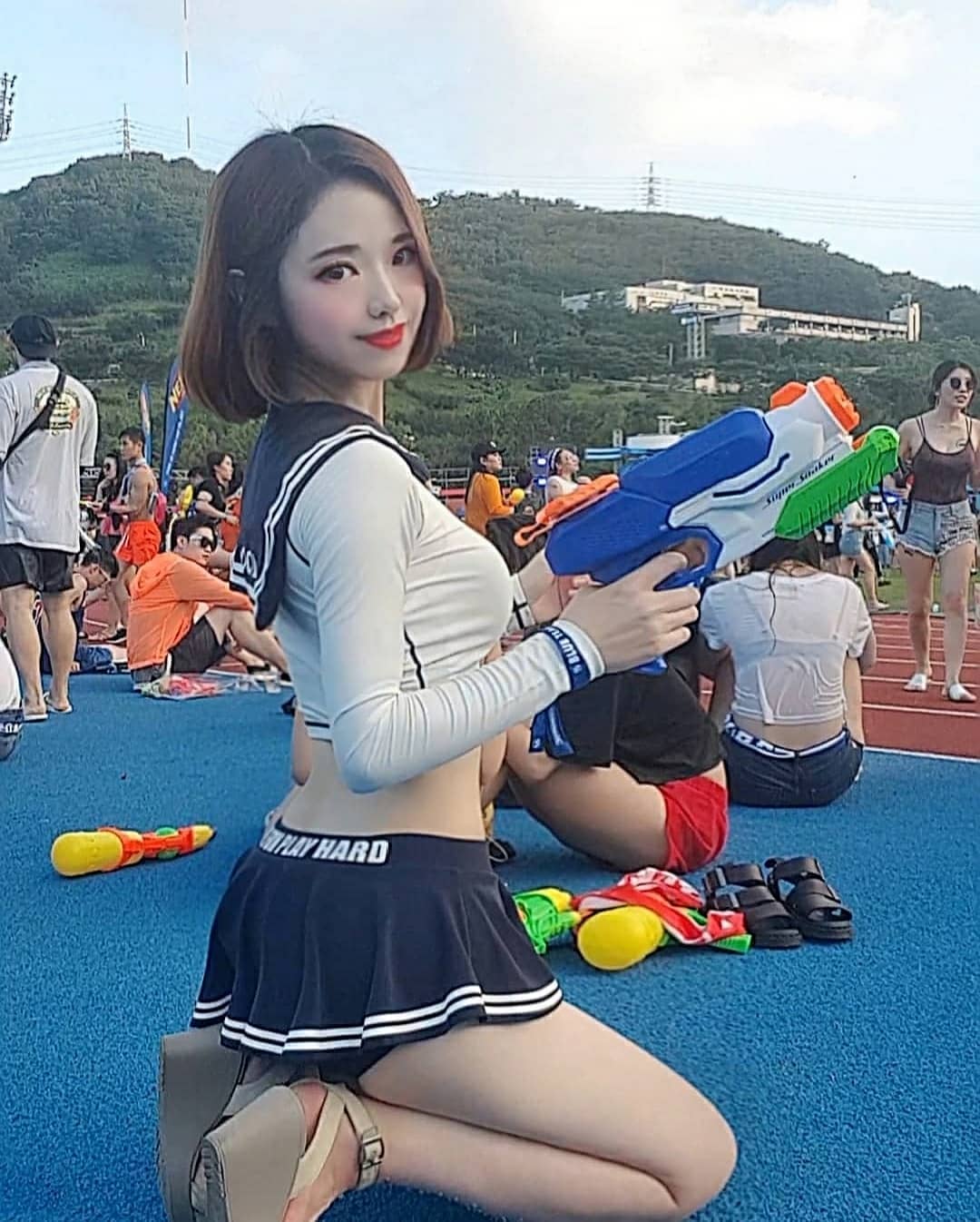 Nữ bác sĩ xứ Hàn xinh đẹp gây sốc với vóc dáng như "bom di động" khi rời đồng phục - 6