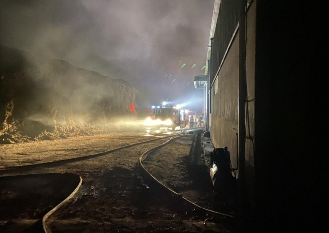 Kho chứa đồ tang lễ bốc cháy trong đêm, lan sang trung tâm tiệc cưới - 2