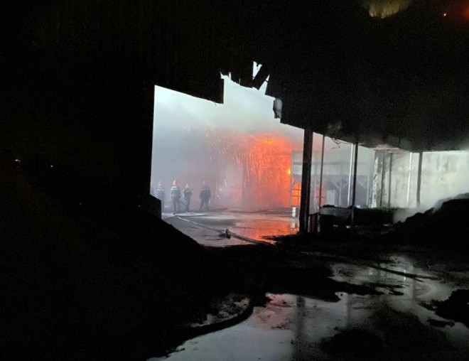 Kho chứa đồ tang lễ bốc cháy trong đêm, lan sang trung tâm tiệc cưới - 3