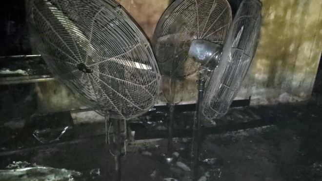 Kho chứa đồ tang lễ bốc cháy trong đêm, lan sang trung tâm tiệc cưới - 5