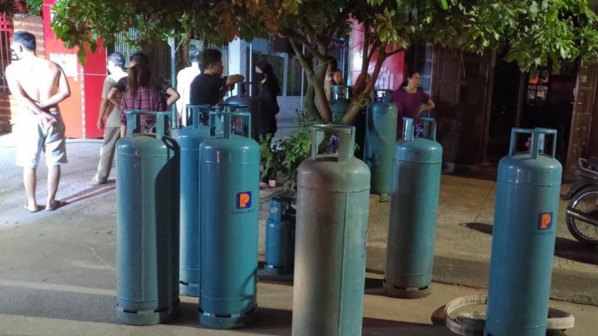 Kho chứa đồ tang lễ bốc cháy trong đêm, lan sang trung tâm tiệc cưới - 4