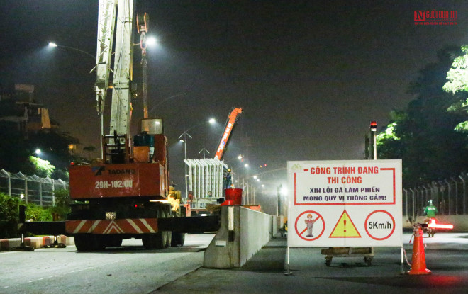 Trắng đêm tháo dỡ hàng rào đường đua F1 - 9