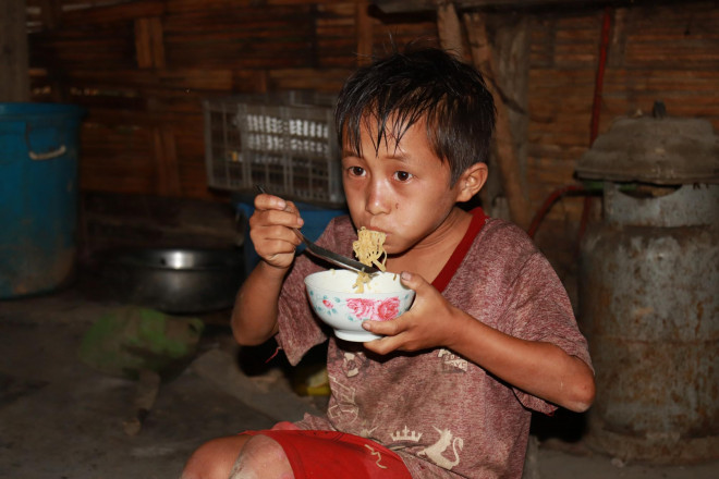 Thực hư chuyện 4 em nhỏ ăn cơm nguội với ve sầu - 3