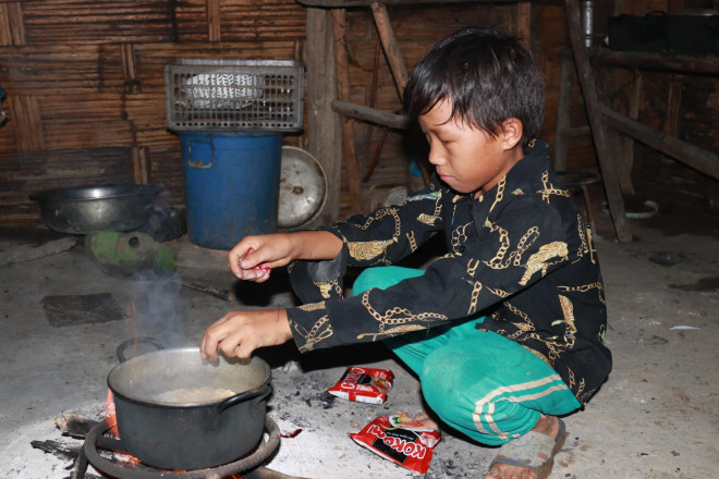 Thực hư chuyện 4 em nhỏ ăn cơm nguội với ve sầu - 4