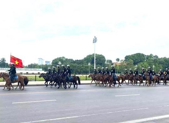 Kỵ binh cảnh sát cơ động diễu hành tại đường Độc Lập - 1