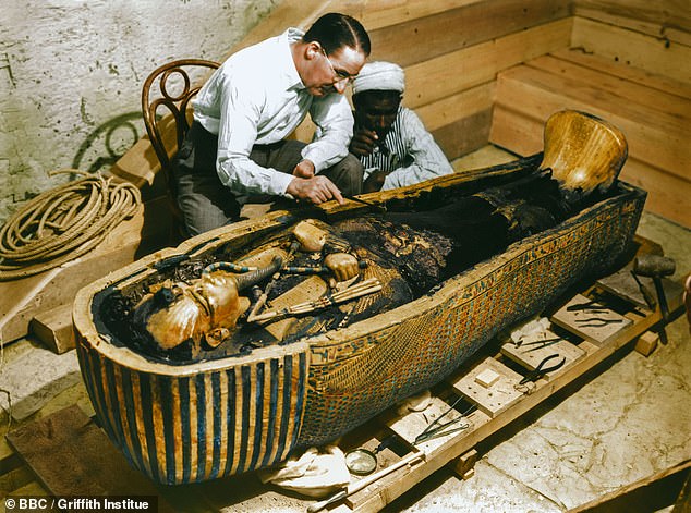 Hình ảnh chưa từng thấy về khoảnh khắc mở quan tài vàng chứa xác ướp vua Ai Cập 3.000 năm - 1