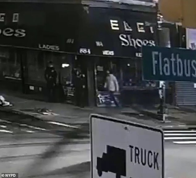 Video: Khoảnh khắc người đàn ông New York cứa cổ một cảnh sát, cướp súng bắn hai cảnh sát khác - 1