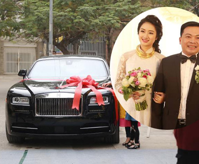 Món quà cưới của hoa hậu Thu Ngân là chiếc Rolls Royce Wraith trong đám cưới, tới giờ trong showbiz Việt khó ai sánh bằng.
