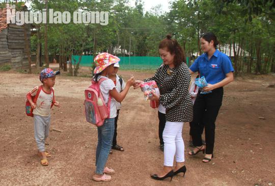 Trưởng Ban Dân tộc tỉnh thăm hỏi 4 em nhỏ ăn cơm nguội với ve sầu - 2