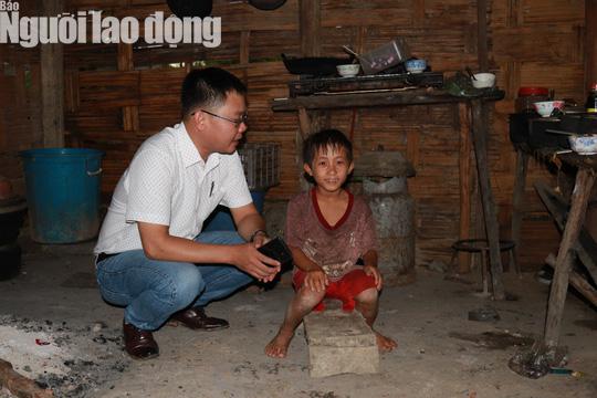 Trưởng Ban Dân tộc tỉnh thăm hỏi 4 em nhỏ ăn cơm nguội với ve sầu - 4