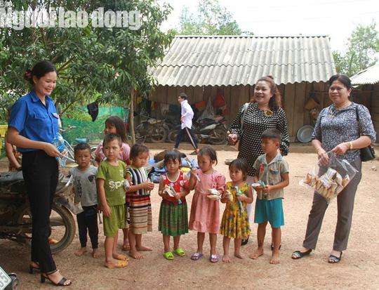 Trưởng Ban Dân tộc tỉnh thăm hỏi 4 em nhỏ ăn cơm nguội với ve sầu - 3