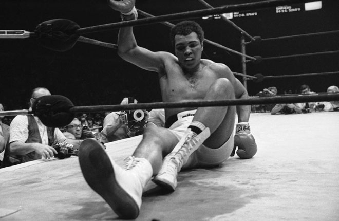 Huyền thoại boxing Ali dính đòn vào &#34;chỗ hiểm&#34;, bị hạ gục thê thảm - 1