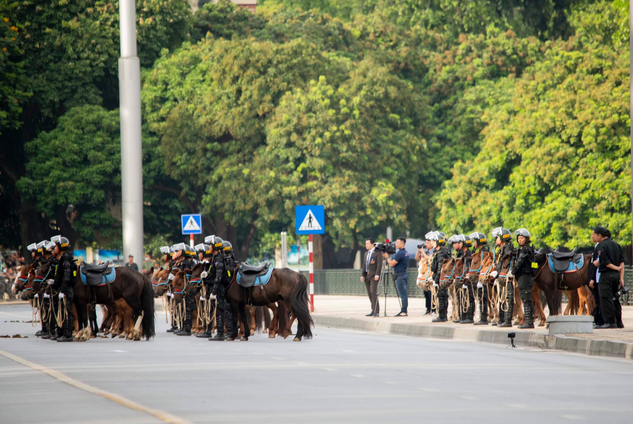 Người dân thích thú xem CSCĐ Kỵ binh diễu hành trước tòa nhà Quốc hội - 13